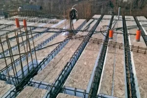 Roof construction designed to seal the home and support low energy use with continuous insulation and airtightness.